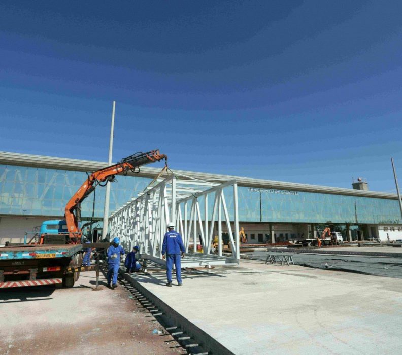 Veja primeira estrutura de embarque sendo instalada no Aeroporto de Cascavel
